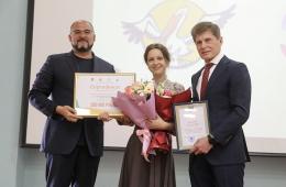 04.05.2022 Олег Кожемяко поздравил победителей конкурсов «Учитель года» и «Воспитатель года» в Приморье, сообщает www.primorsky.ru | Администрация муниципального округа город Партизанск Приморского края Официальный сайт